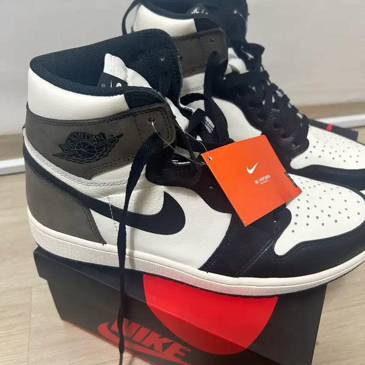 [BUNJANG] Nike Air Jordan 1 Black/Mocha High OG Sneakers / 나이키 에어 조던1 블랙/모카 하이 OG 박스O 275