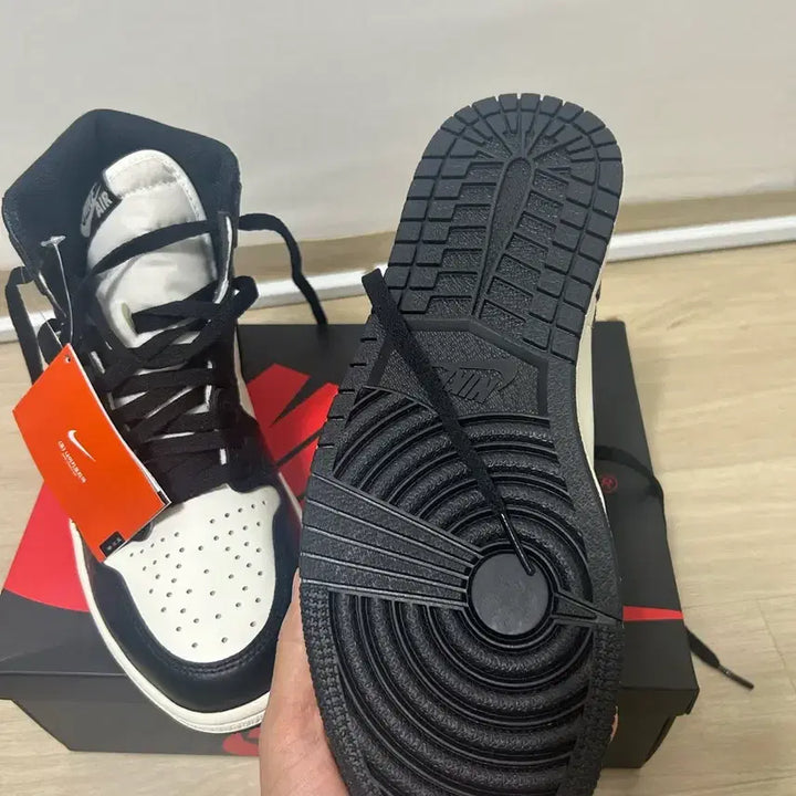 [BUNJANG] Nike Air Jordan 1 Black/Mocha High OG Sneakers / 나이키 에어 조던1 블랙/모카 하이 OG 박스O 275