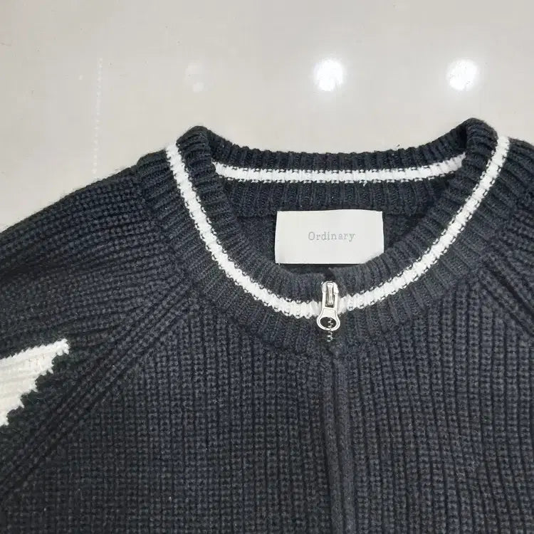[BUNJANG] Ordinary Black and Ivory Knit Zip-up Jumper / ordinary 검정 아이보리 니트 집업점퍼 중고 가슴단면61총길이63