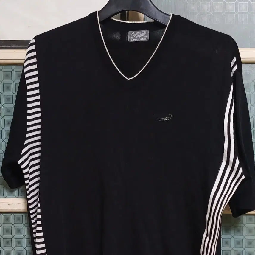 [BUNJANG] Crocodile V-Neck Short Sleeve Knit Top - Size 105 / 크로커다일 브이넥  반팔 니트 105 사이즈