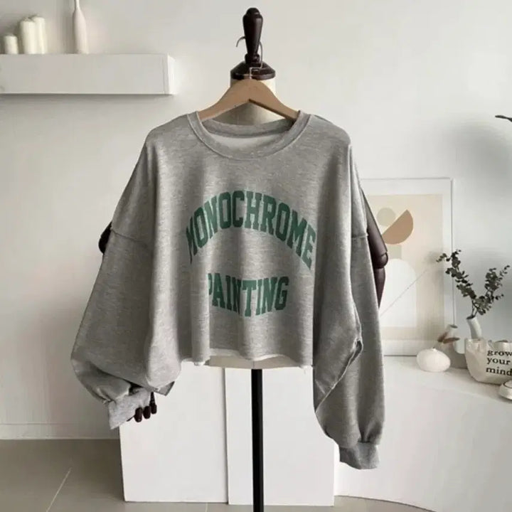 [SOLD OUT] 벌룬 크롭 레터링 긴팔티 (2color)