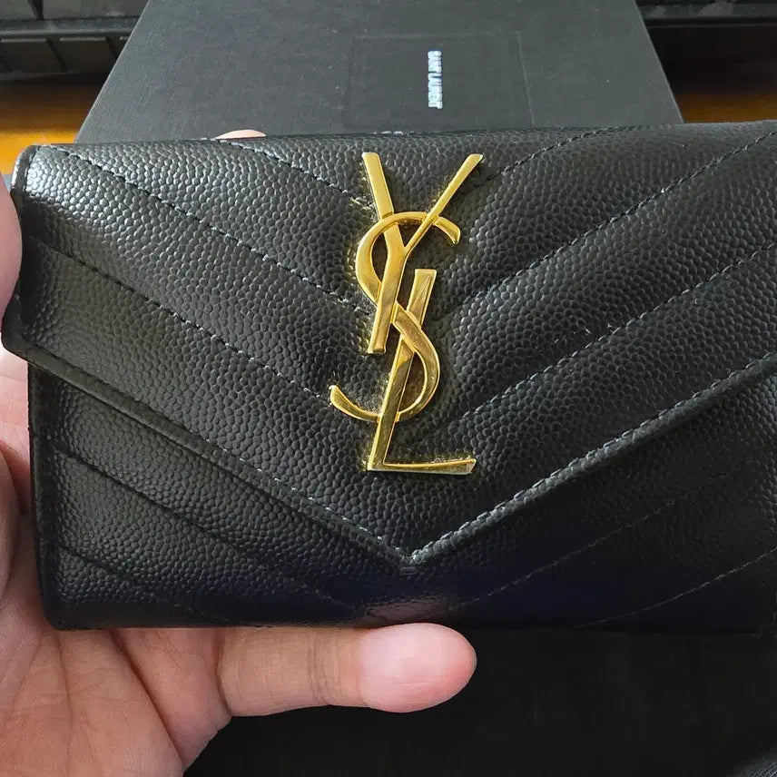 [BUNJANG] Yves Saint Laurent Matelassé Gold Emblem Black Medium Wallet / 입생로랑 마틀라세 금장 블랙 중지갑