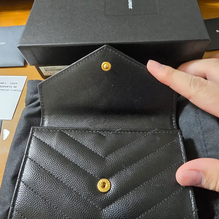 [BUNJANG] Yves Saint Laurent Matelassé Gold Emblem Black Medium Wallet / 입생로랑 마틀라세 금장 블랙 중지갑