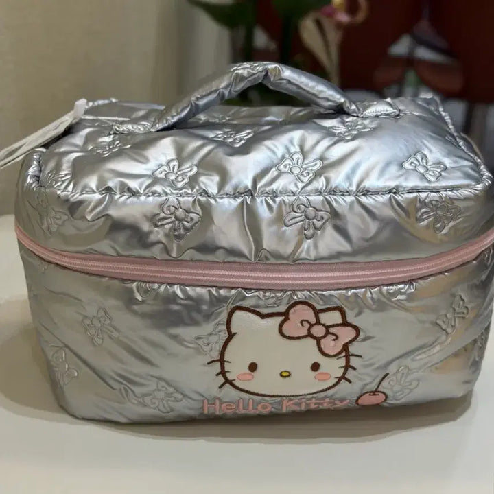 [BUNJANG] Hello Kitty Silver Travel Makeup Pouch / 헬로키티 실버 파우치 화장품 여행용 가방 새상품