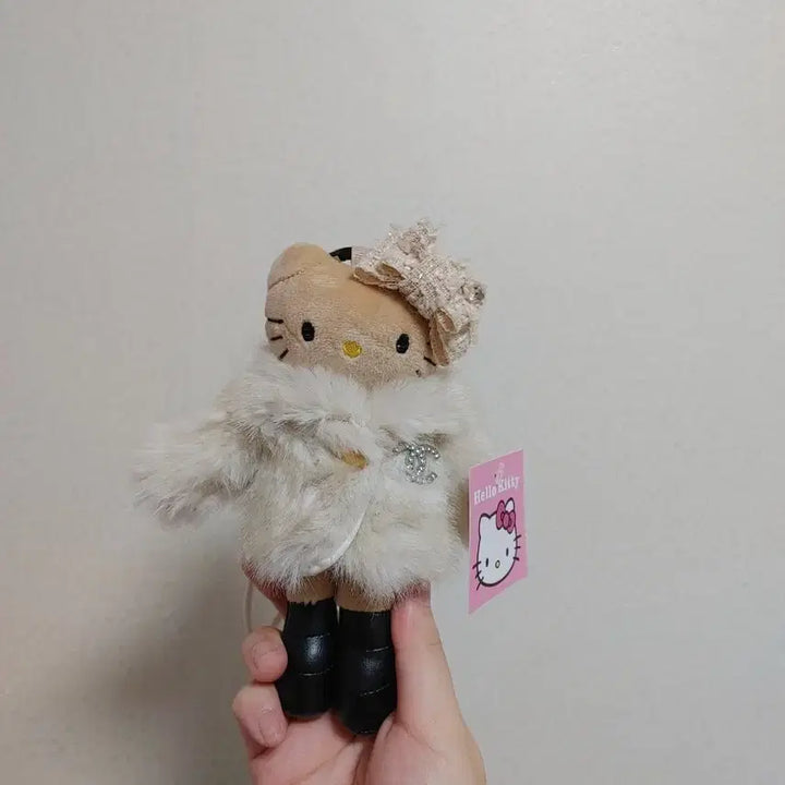[BUNJANG] Chanel-Style Faux Fur Coat Long-Legged Hello Kitty Keyring / 퍼코트 샤넬st 롱다리키티 키링 새상품