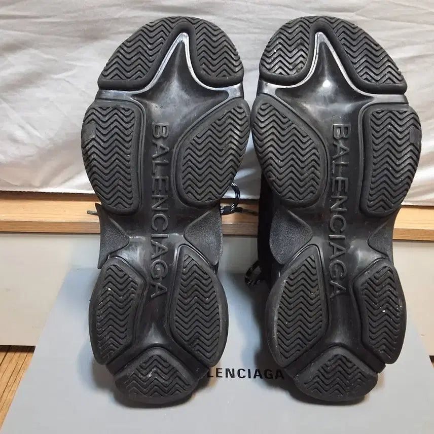 [BUNJANG] Balenciaga Triple S Black Sneakers / [새상품급] 발렌시아가 트리플s 블랙 41