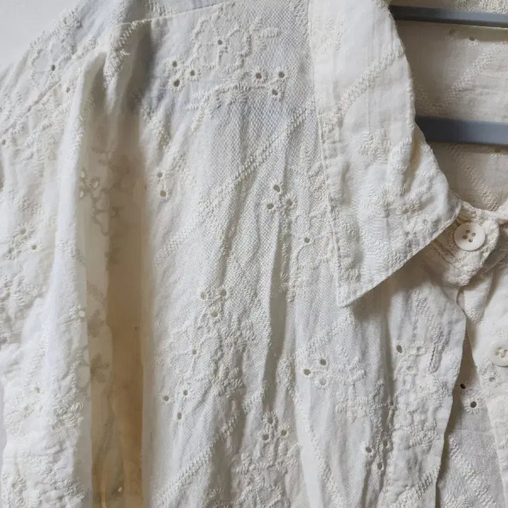 [BUNJANG] Punch Lace Crop Blouse / 펀칭 레이스 크롭 블라우스