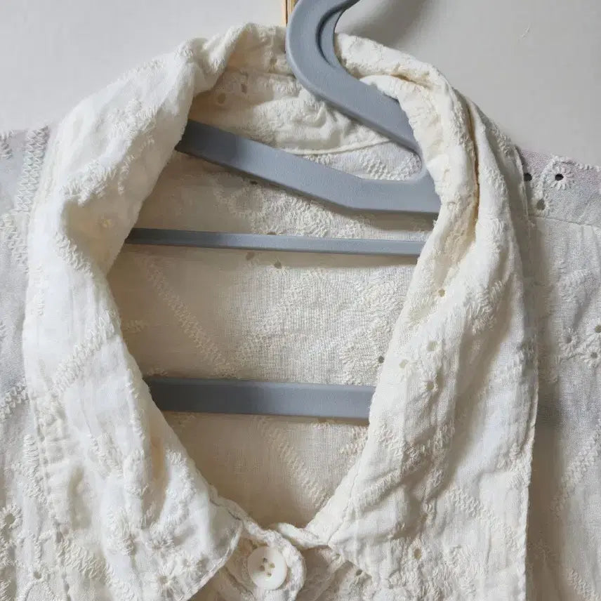 [BUNJANG] Punch Lace Crop Blouse / 펀칭 레이스 크롭 블라우스