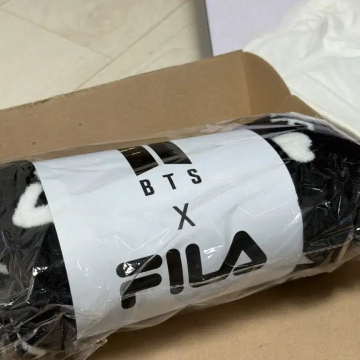 [BUNJANG] Fila BTS Blanket Black Heart Pattern / 휠라 x BTS 담요 블랙 하트 패턴