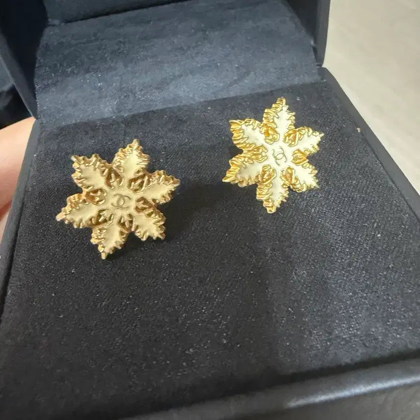 [SOLD OUT] 샤넬 눈꽃 피어싱 귀걸이
