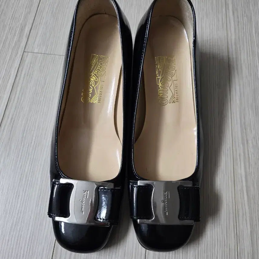 [SOLD OUT] 페라가모 블랙 여성 펌프스 간치니 장식