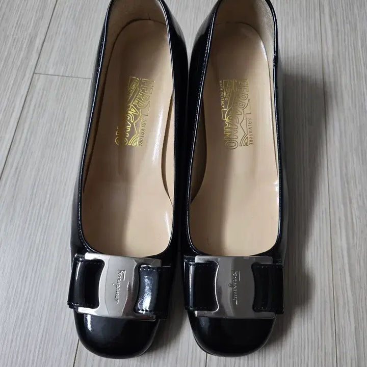 [SOLD OUT] 페라가모 블랙 여성 펌프스 간치니 장식