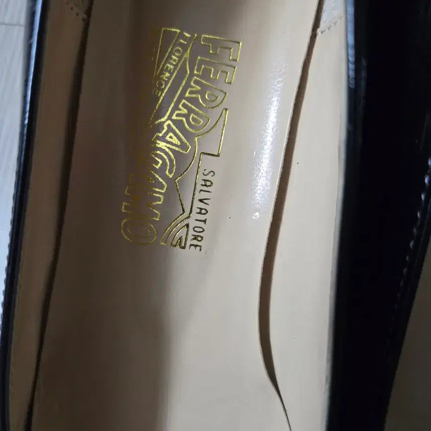 [SOLD OUT] 페라가모 블랙 여성 펌프스 간치니 장식