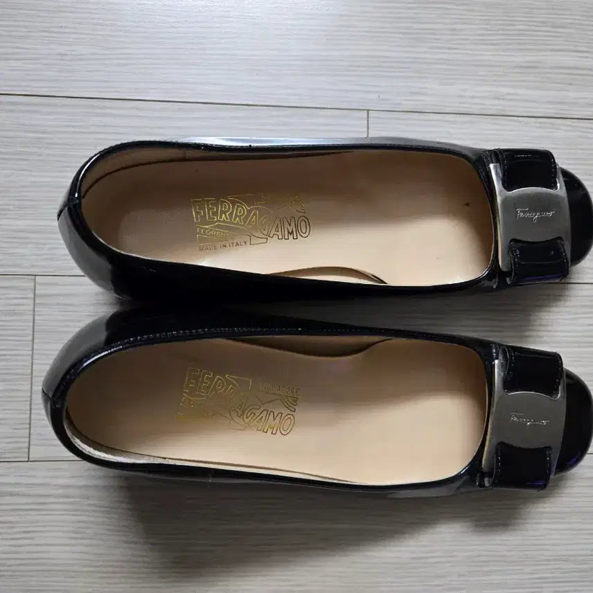 [SOLD OUT] 페라가모 블랙 여성 펌프스 간치니 장식