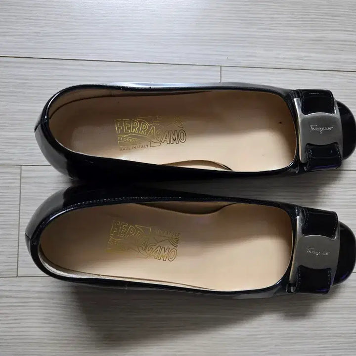 [SOLD OUT] 페라가모 블랙 여성 펌프스 간치니 장식