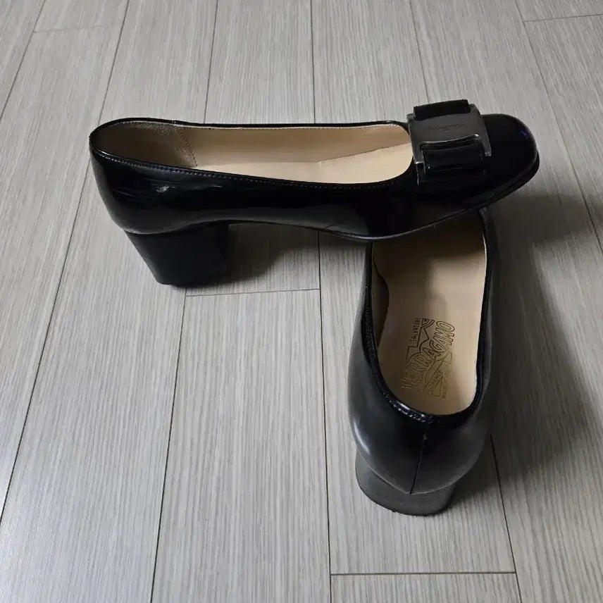 [SOLD OUT] 페라가모 블랙 여성 펌프스 간치니 장식