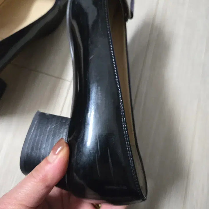 [SOLD OUT] 페라가모 블랙 여성 펌프스 간치니 장식