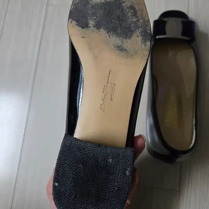 [SOLD OUT] 페라가모 블랙 여성 펌프스 간치니 장식