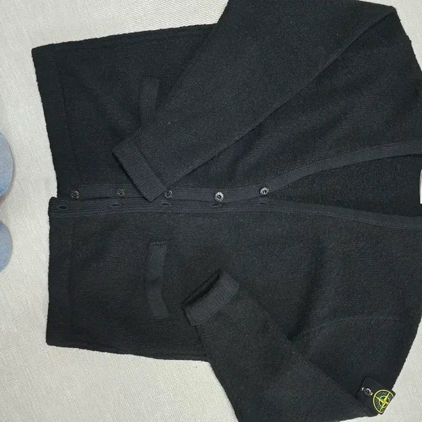 [BUNJANG] Stone Island Logo Patch Button Cardigan / 25fw 스톤아일랜드 로고 패치 버튼 가디건 백화점판