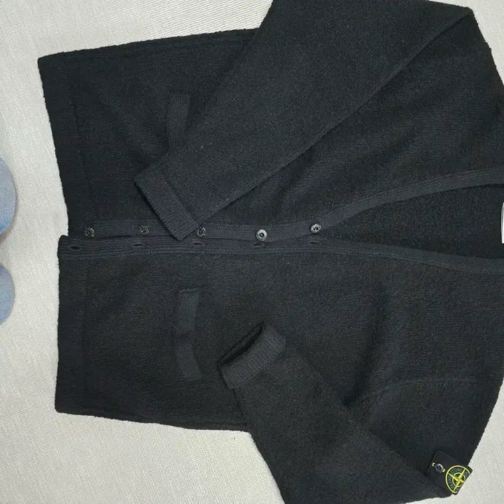 [BUNJANG] Stone Island Logo Patch Button Cardigan / 25fw 스톤아일랜드 로고 패치 버튼 가디건 백화점판