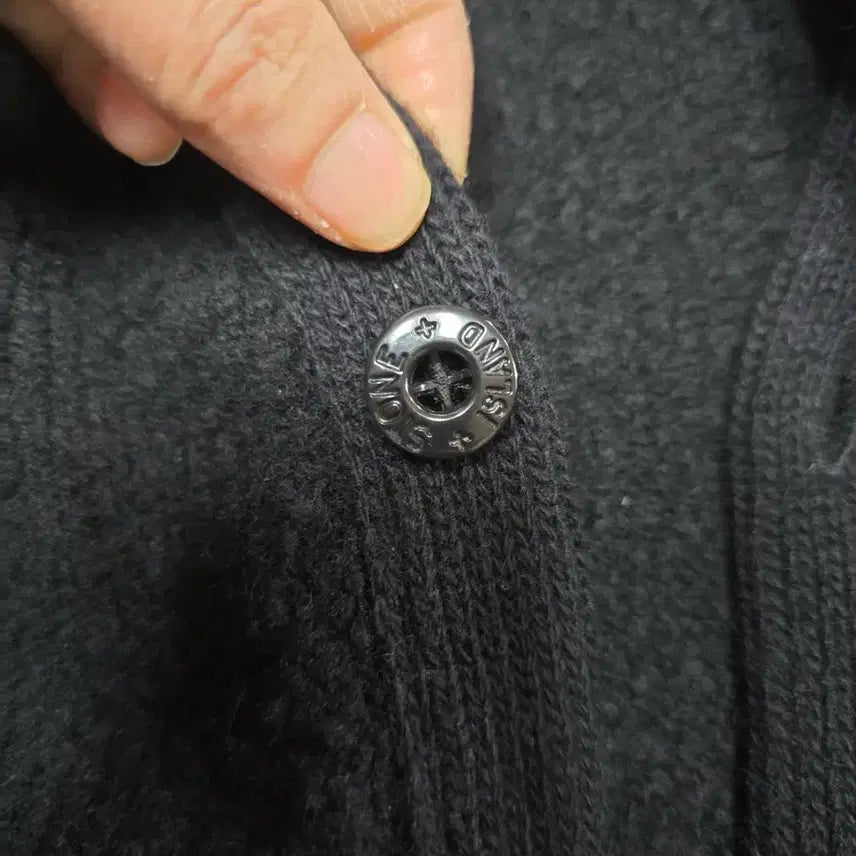 [BUNJANG] Stone Island Logo Patch Button Cardigan / 25fw 스톤아일랜드 로고 패치 버튼 가디건 백화점판