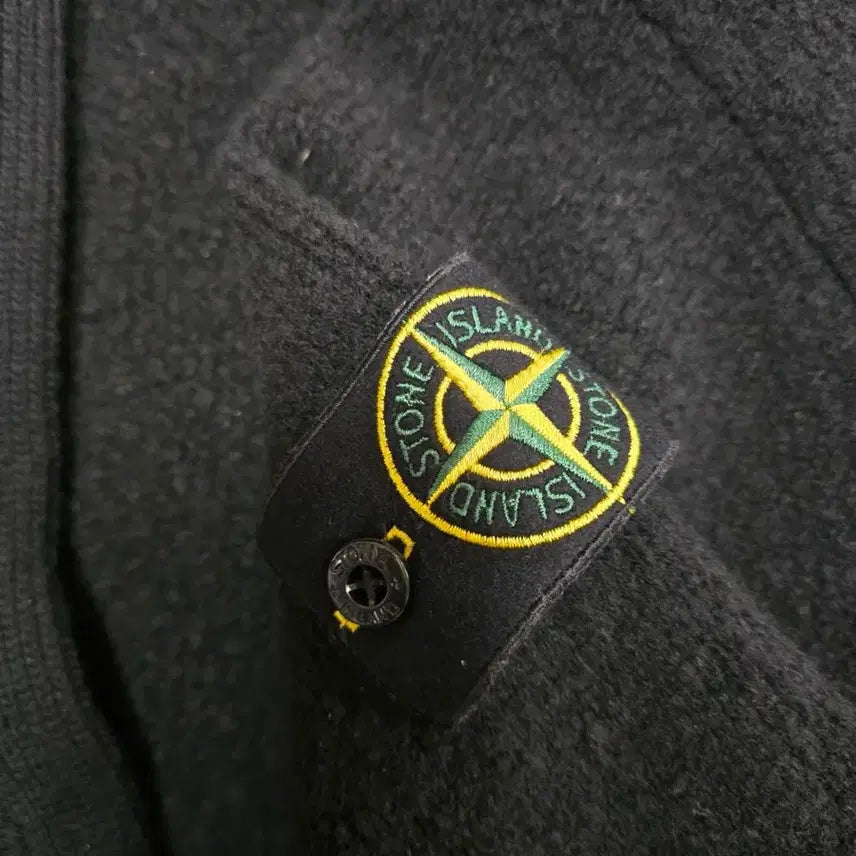 [BUNJANG] Stone Island Logo Patch Button Cardigan / 25fw 스톤아일랜드 로고 패치 버튼 가디건 백화점판