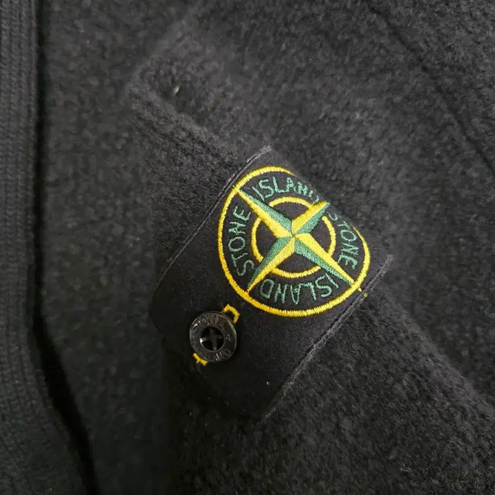 [BUNJANG] Stone Island Logo Patch Button Cardigan / 25fw 스톤아일랜드 로고 패치 버튼 가디건 백화점판