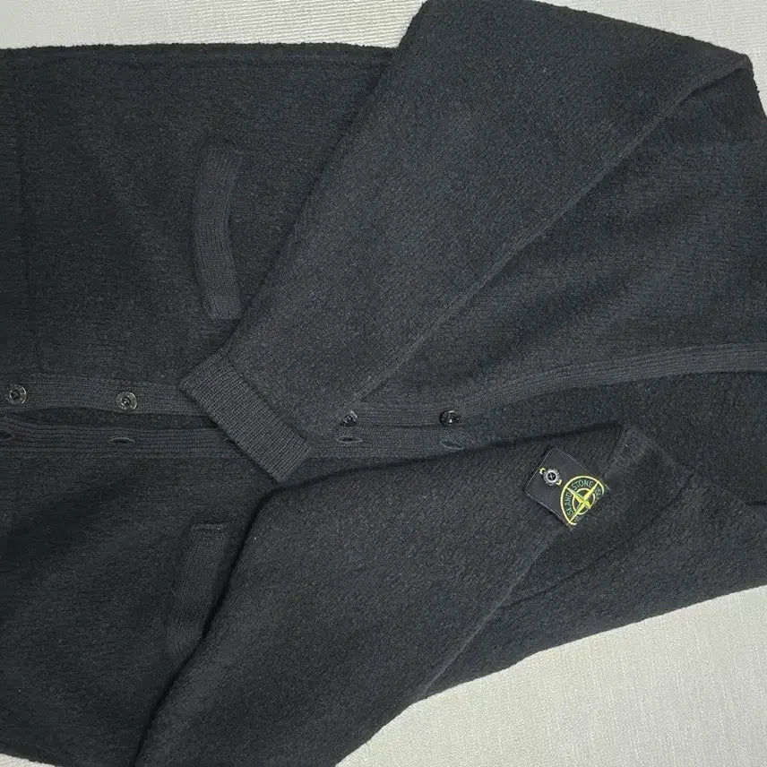 [BUNJANG] Stone Island Logo Patch Button Cardigan / 25fw 스톤아일랜드 로고 패치 버튼 가디건 백화점판