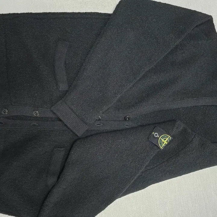 [BUNJANG] Stone Island Logo Patch Button Cardigan / 25fw 스톤아일랜드 로고 패치 버튼 가디건 백화점판