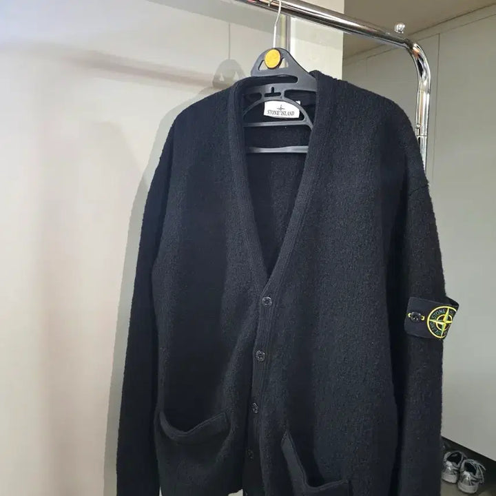 [BUNJANG] Stone Island Logo Patch Button Cardigan / 25fw 스톤아일랜드 로고 패치 버튼 가디건 백화점판