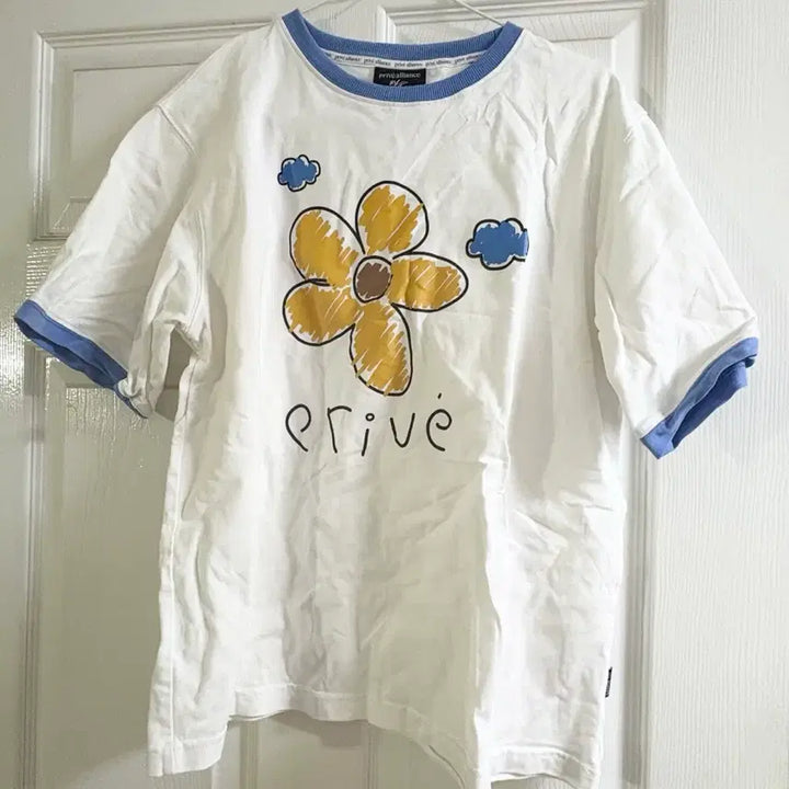 [BUNJANG] Prive Alliance Yeonjun Floral Embroidered White T-shirt / Prive Alliance 프리베 투바투 연준 꽃 자수 흰색 반팔 티셔츠