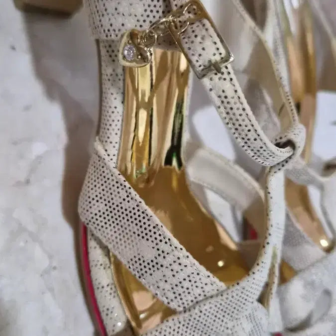 [BUNJANG] Ivory Cross-Strap Heeled Sandals / 아이보리 샌들 힐 여성 구두