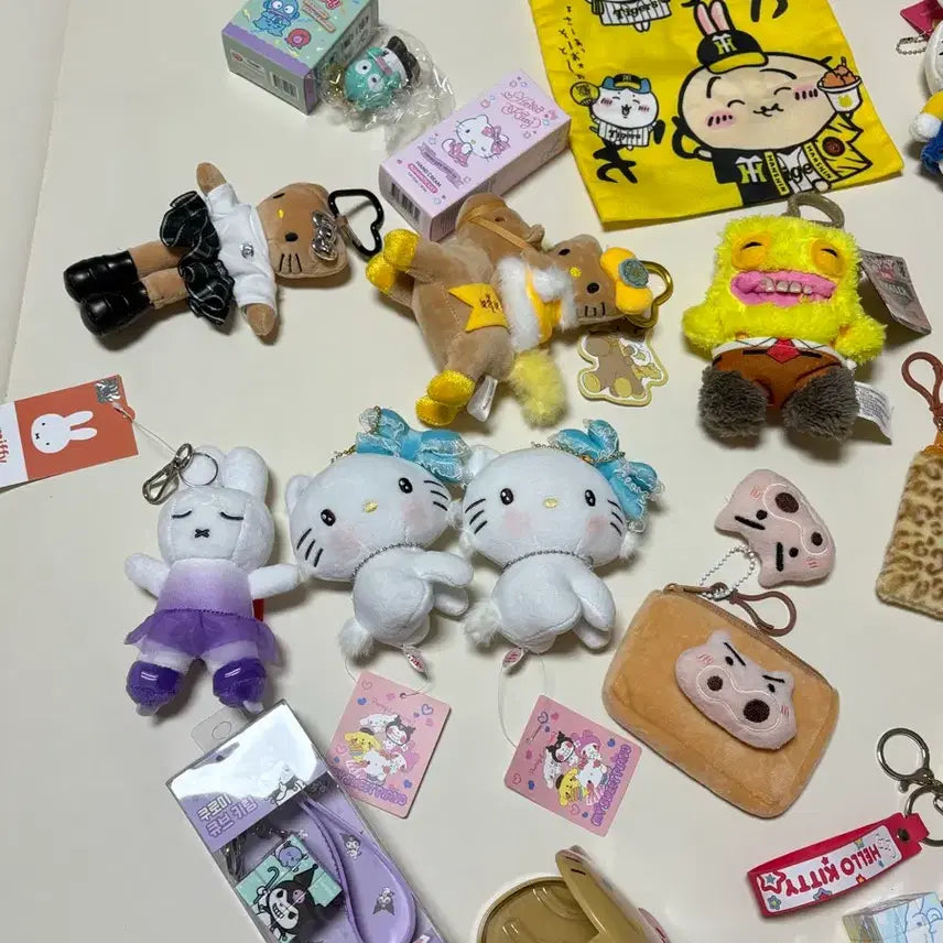 [BUNJANG] Various Character Keyrings Coin Purses Card Wallets Pouches / 새상품 각종 캐릭터 키링 동전지갑 카드지갑 파우치 챠미키티 스폰지밥퍼글러
