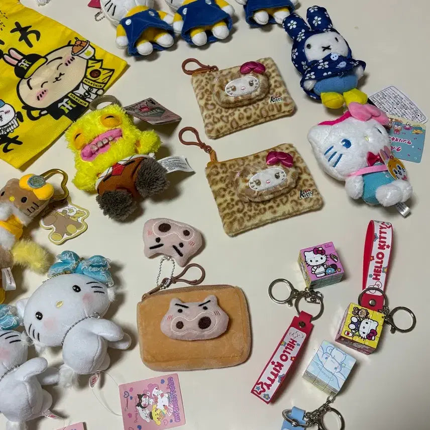 [BUNJANG] Various Character Keyrings Coin Purses Card Wallets Pouches / 새상품 각종 캐릭터 키링 동전지갑 카드지갑 파우치 챠미키티 스폰지밥퍼글러