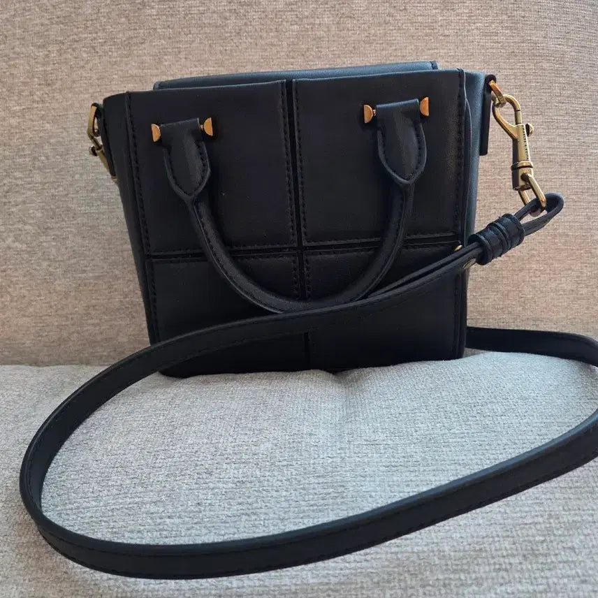 [BUNJANG] Charles &amp; Keith Mini Crossbody Tote Bag / 찰스앤키스 블랙 미니 크로스백 토트백