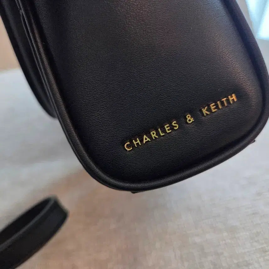 [BUNJANG] Charles &amp; Keith Mini Crossbody Tote Bag / 찰스앤키스 블랙 미니 크로스백 토트백