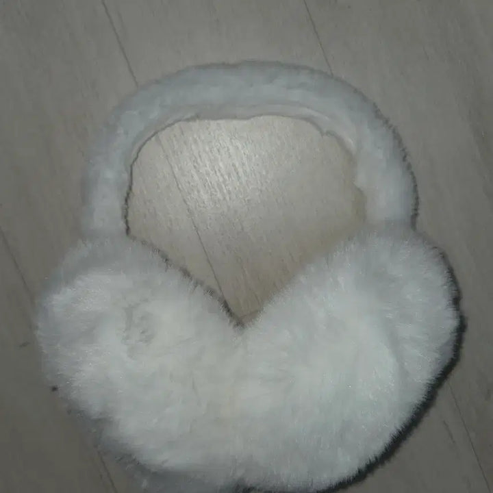 [BUNJANG] White Fluffy Earmuffs / 화이트 털 귀마개