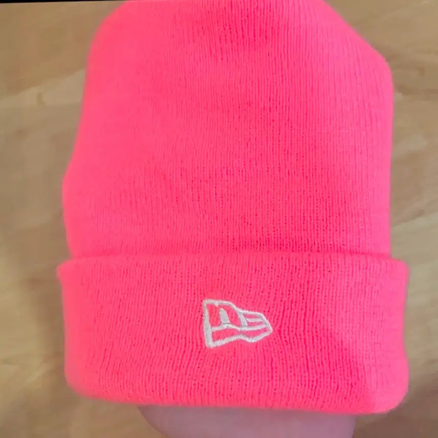 [BUNJANG] New Era MoMA Collaboration Neon Pink Beanie / MoMA X뉴에라 핑크 비니 모마콜라보