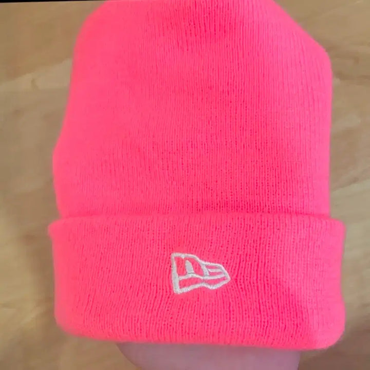 [BUNJANG] New Era MoMA Collaboration Neon Pink Beanie / MoMA X뉴에라 핑크 비니 모마콜라보