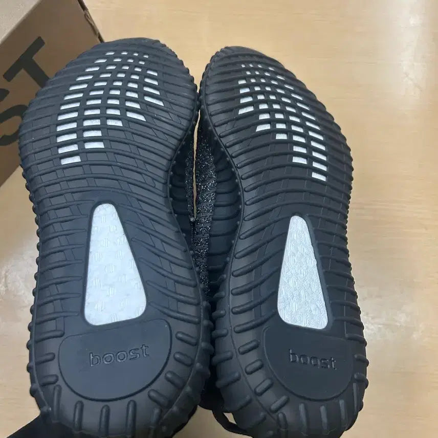 [BUNJANG] Adidas Yeezy Boost 350 V2 Black - Non-Reflective Sneakers / (새상품) 285 아디다스 이지 부스트 350 V2 블랙 - 논리플렉티브