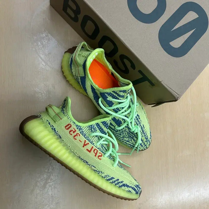 [BUNJANG] Adidas Yeezy Boost 350 V2 Frozen Yellow Sneakers / (새상품) 255 아디다스 이지 부스트 350 V2 프로즌 옐로우