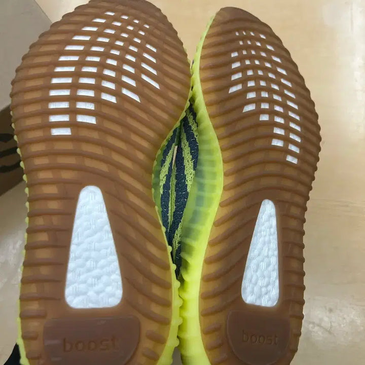 [BUNJANG] Adidas Yeezy Boost 350 V2 Frozen Yellow Sneakers / (새상품) 255 아디다스 이지 부스트 350 V2 프로즌 옐로우