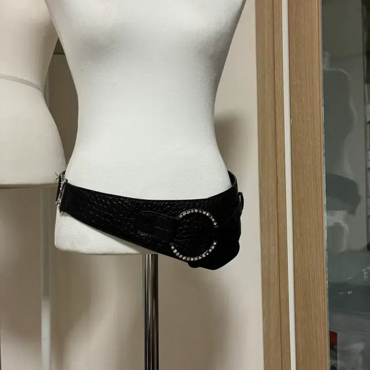 [SOLD OUT] Y2K 큐빅 블랙 와이드벨트