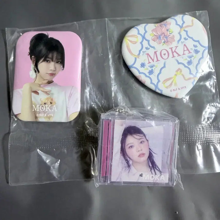 [BUNJANG] ILLIT Moka Gacha CD Keyring Badge Bundle Set / 아일릿 illit 가챠 cd키링 모카 쿠지 뱃지 일괄