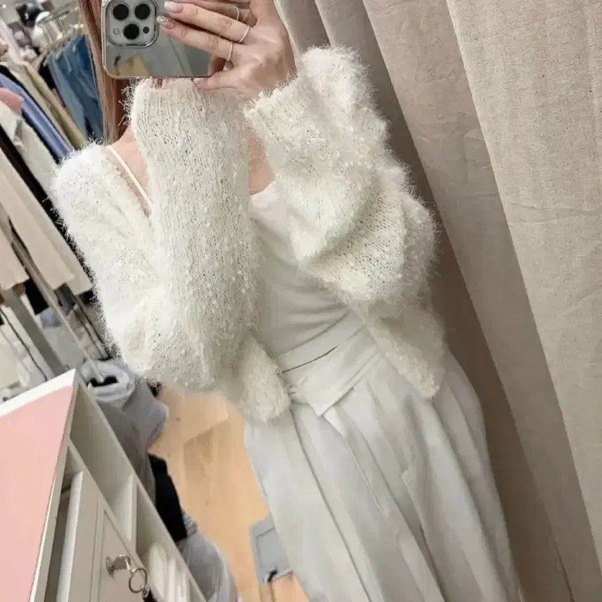 [BUNJANG] V-Neck Boucle Crop Cardigan / 브이넥 부클 크롭 가디건 새상품