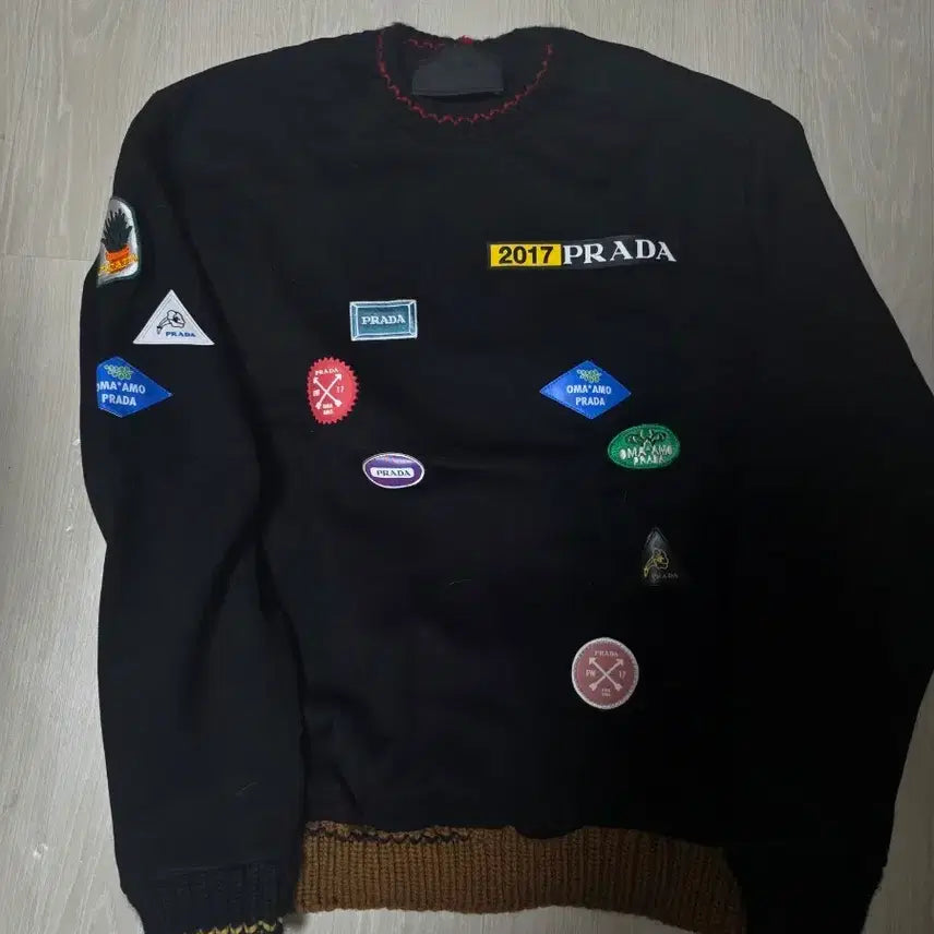 [BUNJANG] Prada 2017 Patch Knit Point Sweatshirt / 프라다2017패치 니트포인트폴리 맨투맨