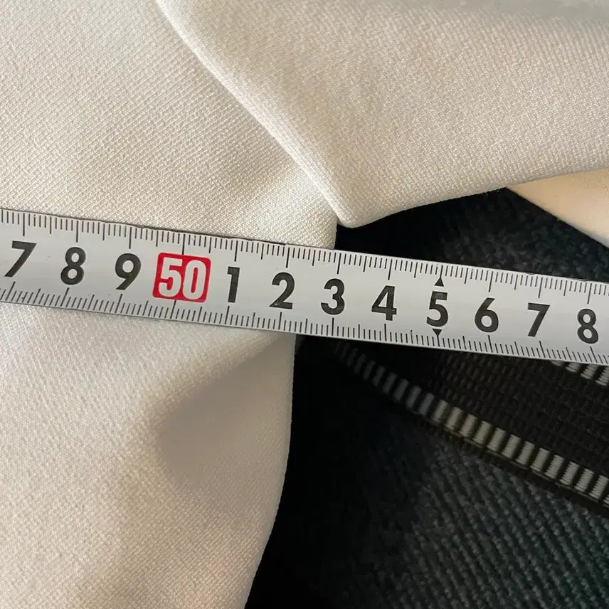 [SOLD OUT] 프리싸이즈 퍼프 숄더 화이트 더블 버튼 크롭 자켓