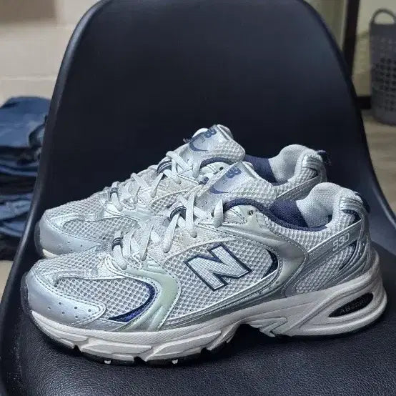 [SOLD OUT] 뉴발란스 530 실버 운동화(240)