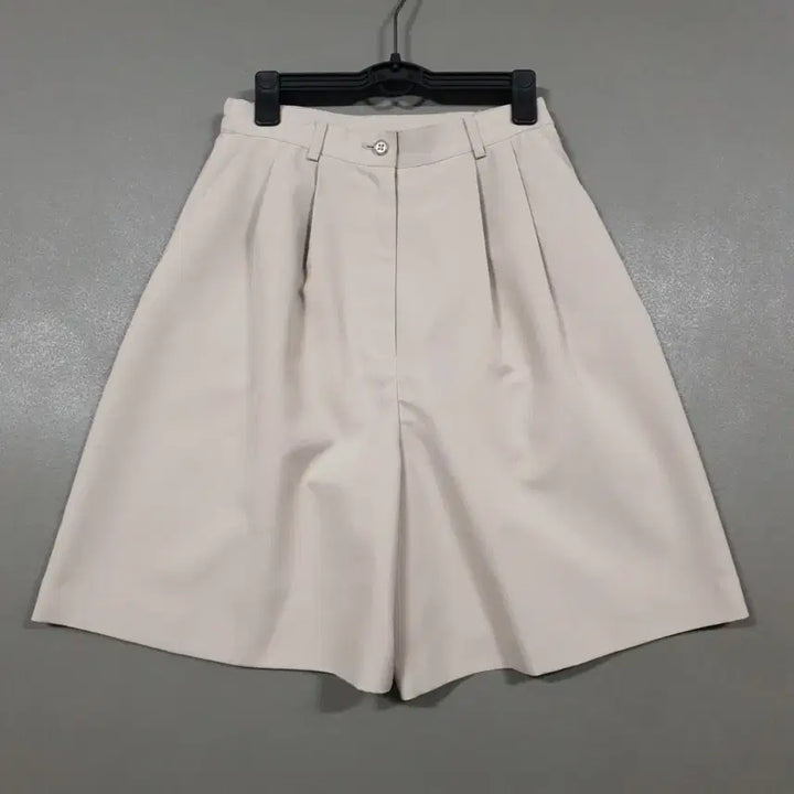 [SOLD OUT] 여성 M 세실렌 미니멀 투턱 와이드 슬랙스 반바지 쇼츠 하프 팬츠 베이지