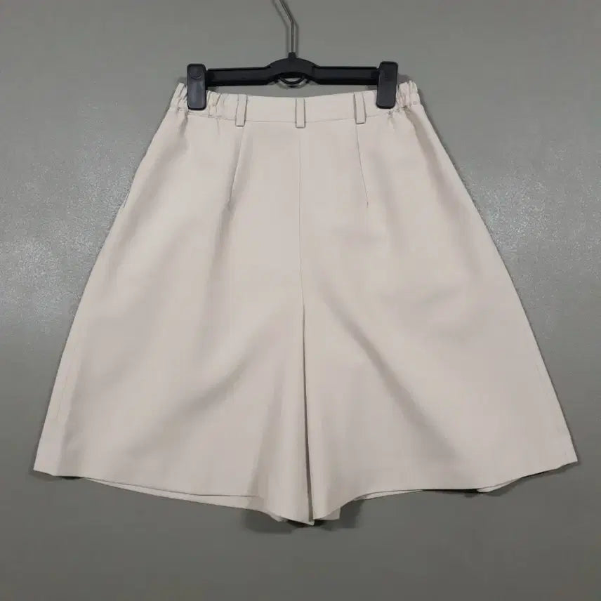 [SOLD OUT] 여성 M 세실렌 미니멀 투턱 와이드 슬랙스 반바지 쇼츠 하프 팬츠 베이지